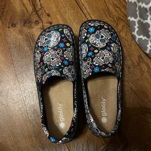 Glolily shoes for medical environment